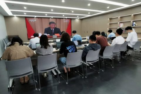 坚定不移跟党走 、不负青春、不负时代